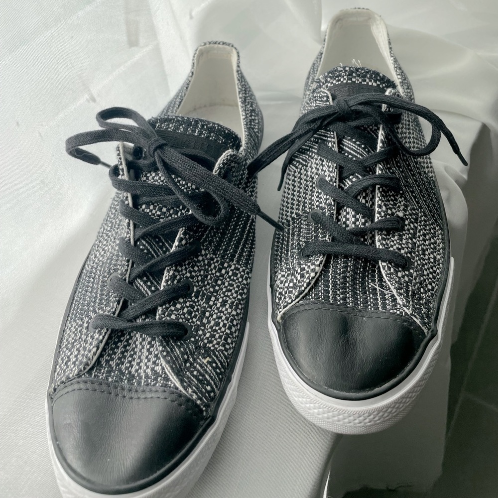 New womens size 9 black and white stitched Converse